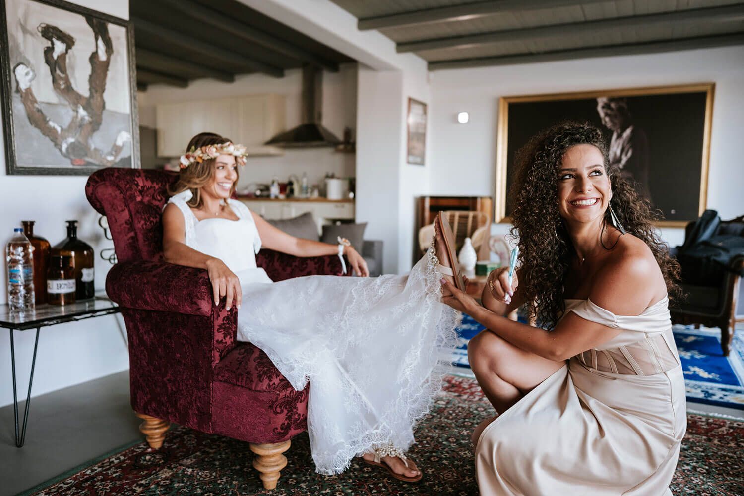Bride getting ready with her bridesmaids in Isterni Paros