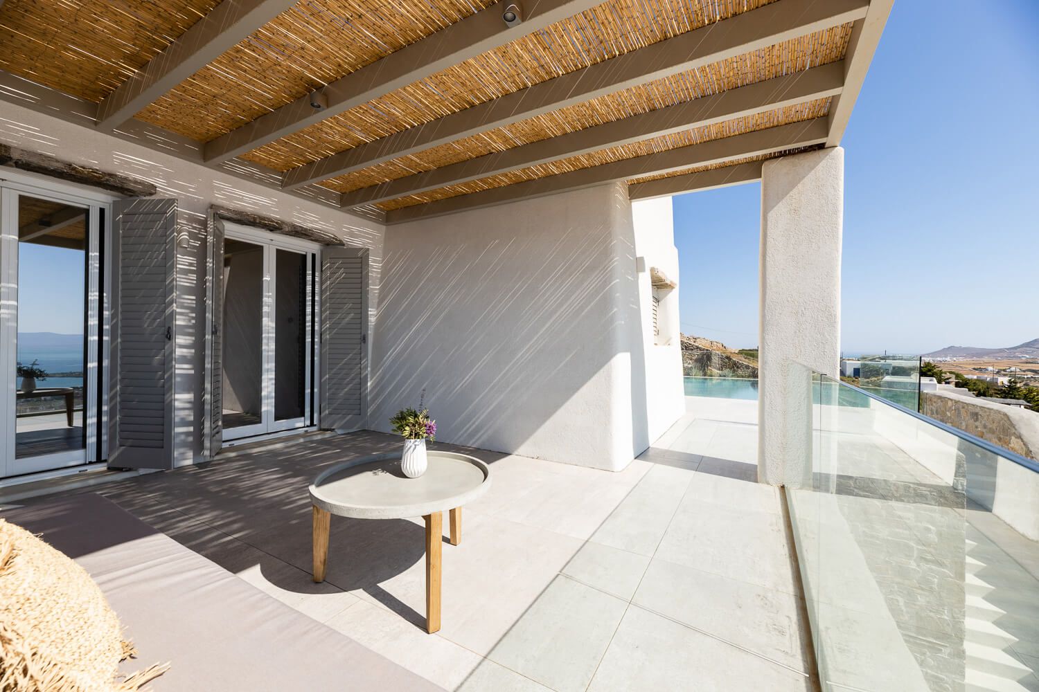 Striking modern facade and spacious outdoor environment