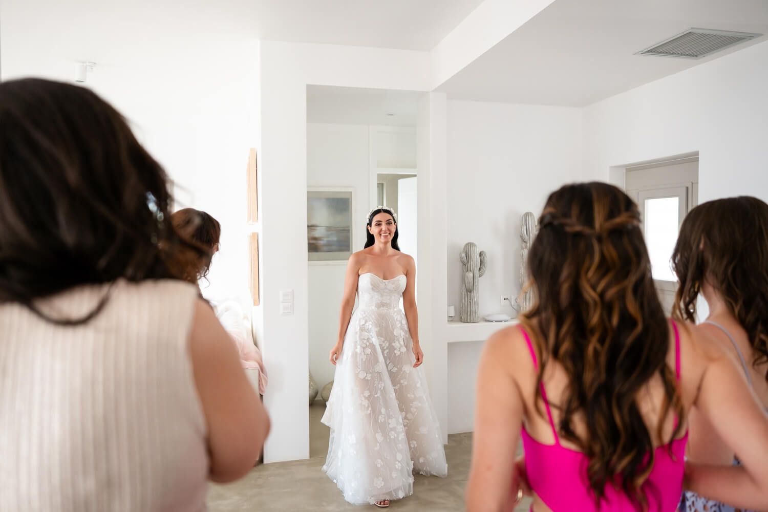 Candid photography of the bride during her preparation in the Cyclades