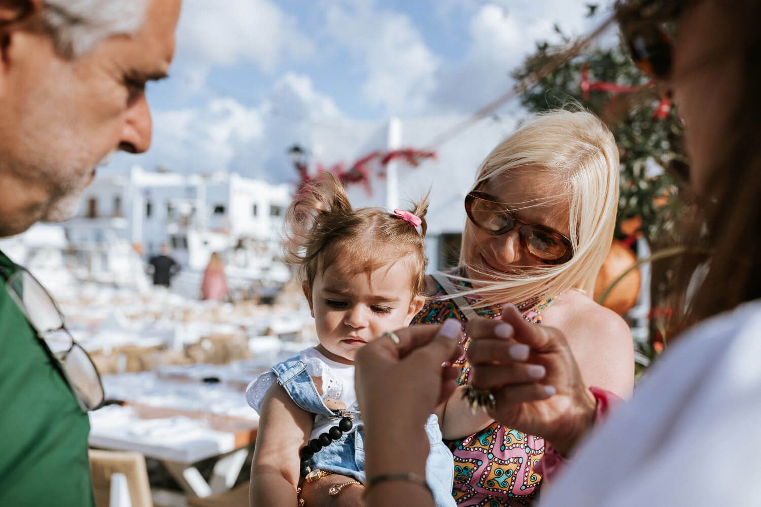 Ήρεμες στιγμές πριν ξεκινήσει το μυστήριο της βάπτισης στην Νάουσα της Πάρου