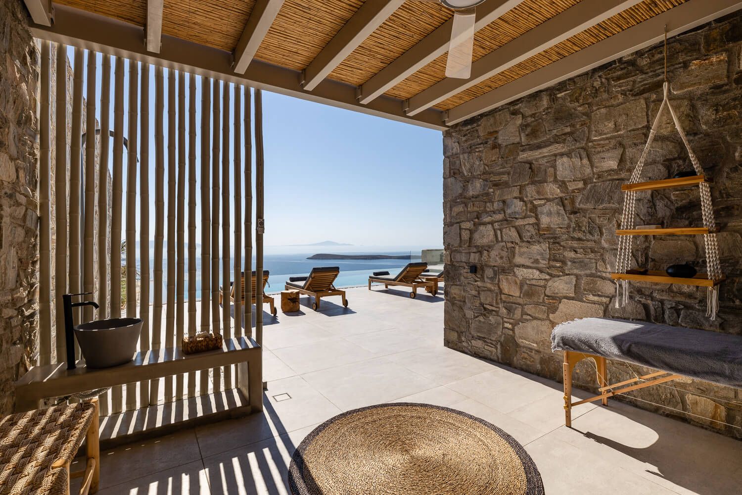 Intelligently positioned property maximizing sea views and light