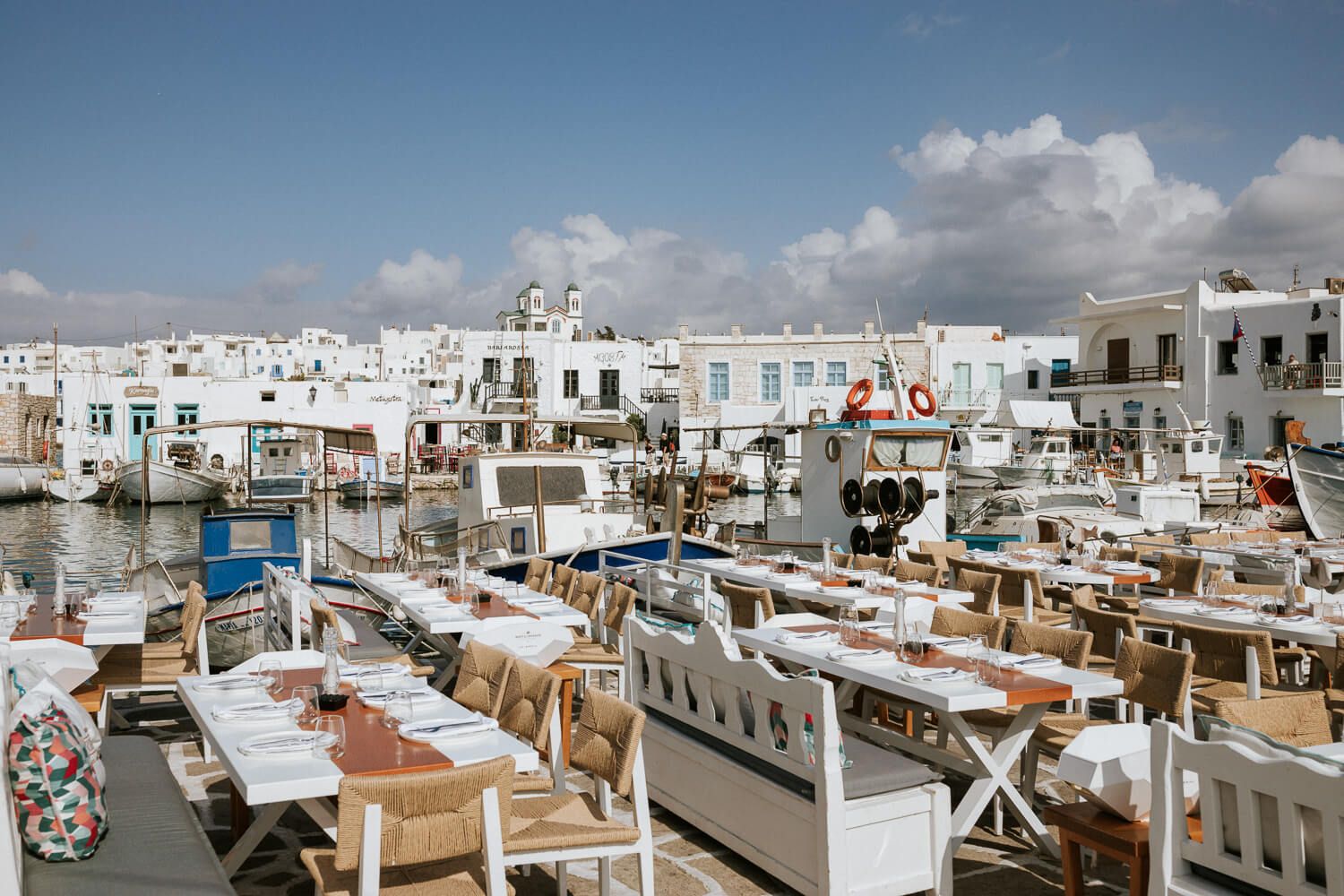 Γραφικό λιμανάκι Νάουσας με παραδοσιακές ψαρόβαρκες και τα τραπέζια από το εστιατόριο Barbarossa