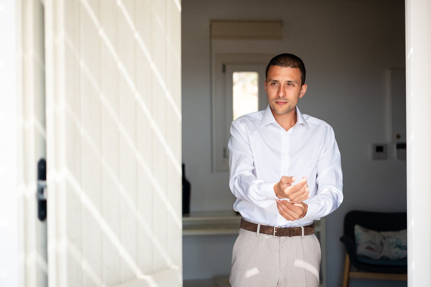 Ο γαμπρός βάζει τα μανικετόκουμπα - λεπτομέρειες γάμου