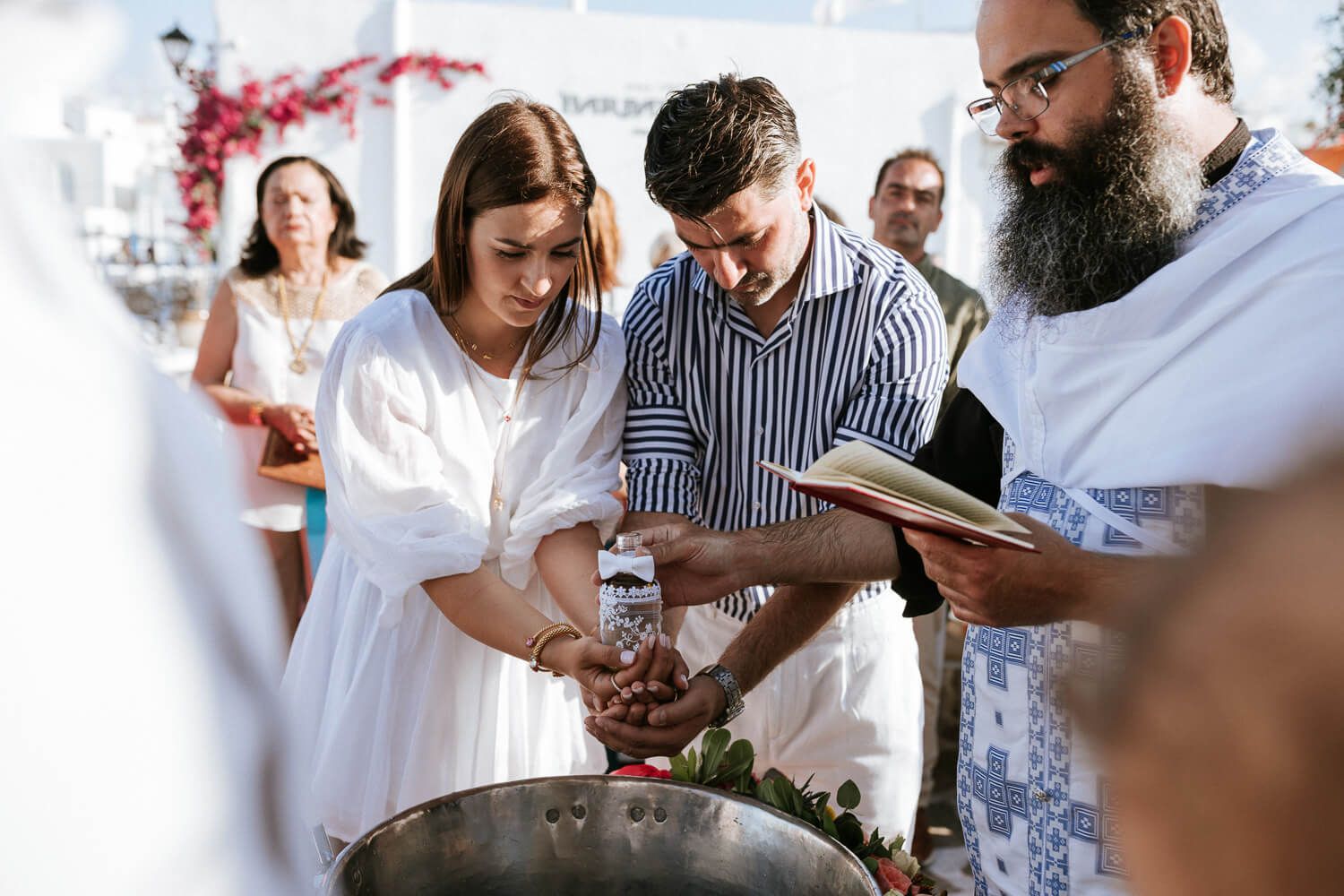 Παραδοσιακή ελληνορθόδοξη βάπτιση στο λιμάνι της Νάουσας