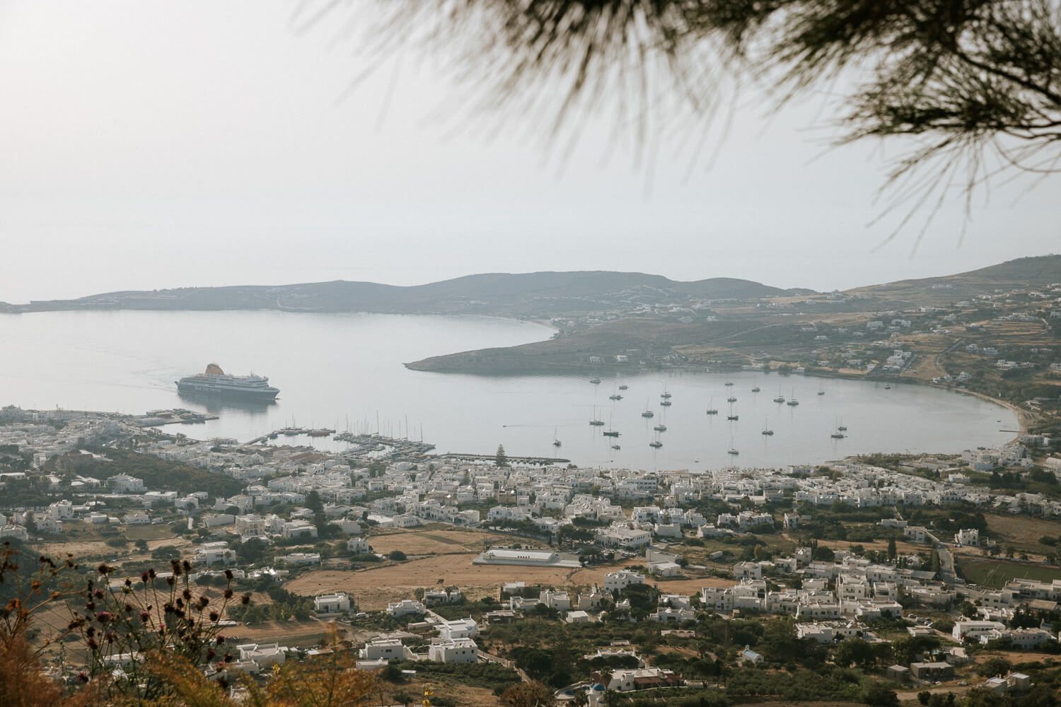 Πανοραμική θέα στον κόλπο της Παροικίας από το μοναστήρι των Αγίων Αναργύρων