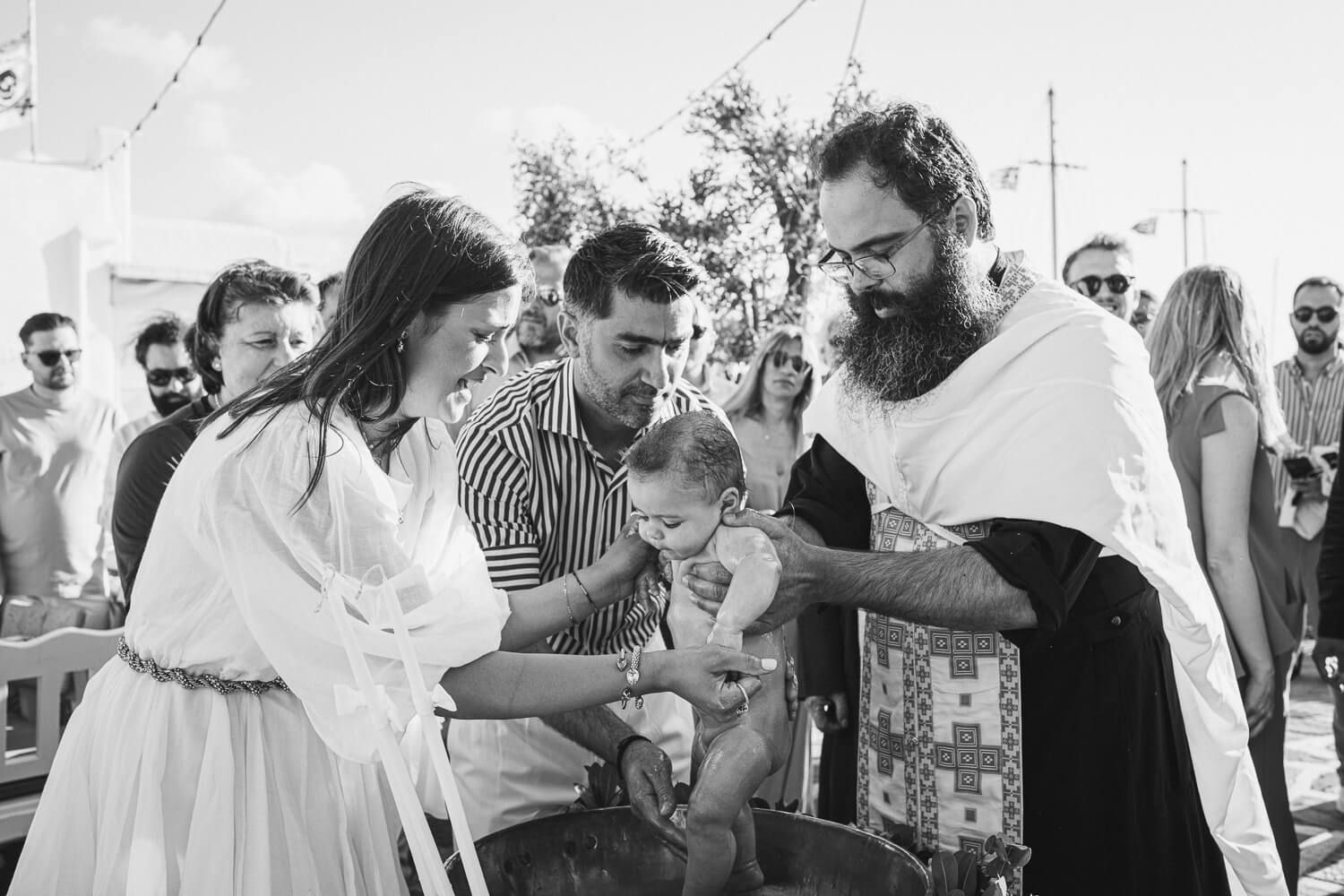 Λάδι και μύρο σε διπλή βάπτιση στις Κυκλάδες
