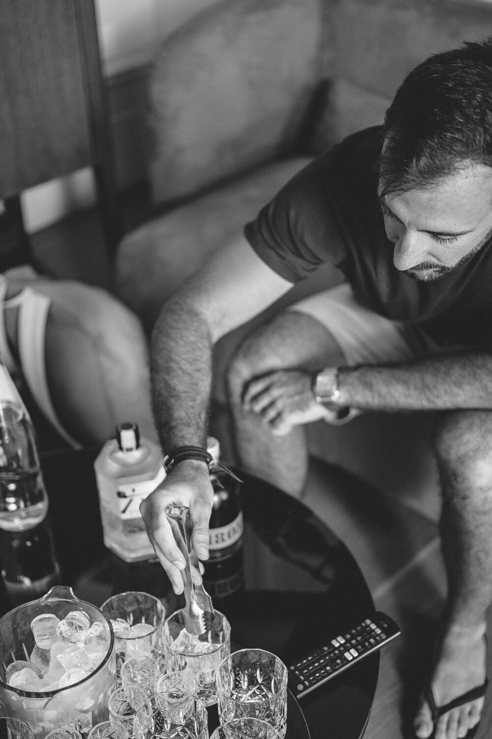 Γαμπρός με φίλους σε νεοκλασικό δωμάτιο στην Ερμούπολη
