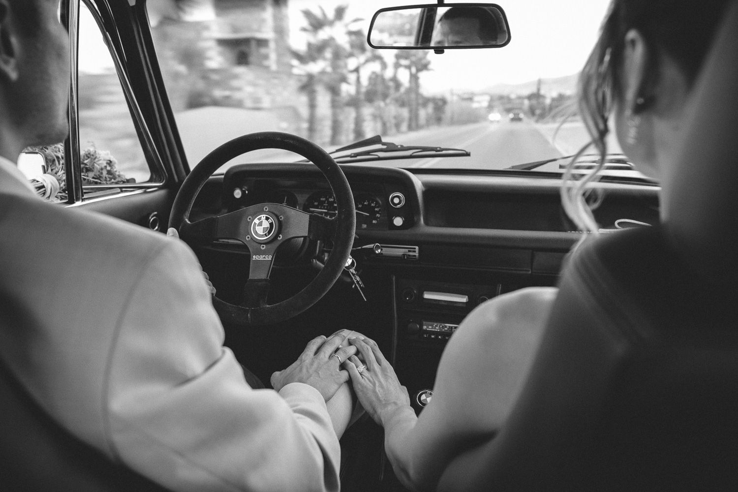Είσοδος ζευγαριού στη δεξίωση με vintage BMW