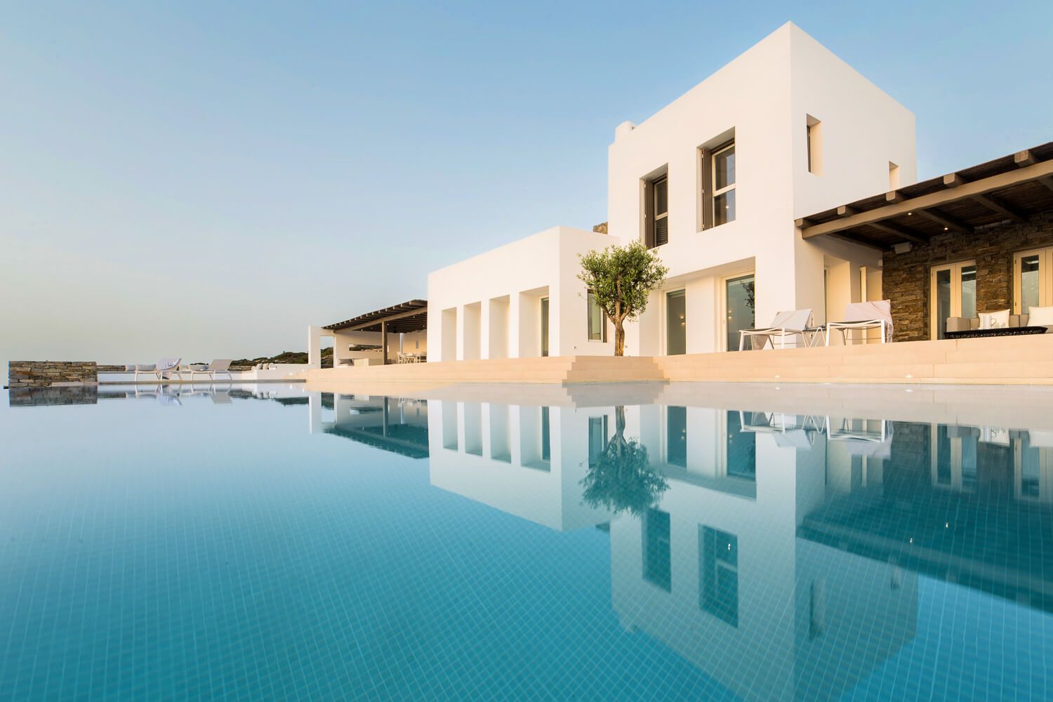 Visualizing the impressive scale of a Paros luxury estate