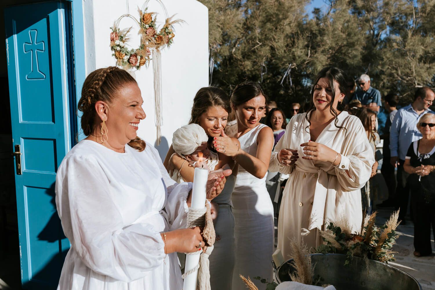 Οι νονές κρατούν τις όμορφες λαμπάδες της βάπτισης