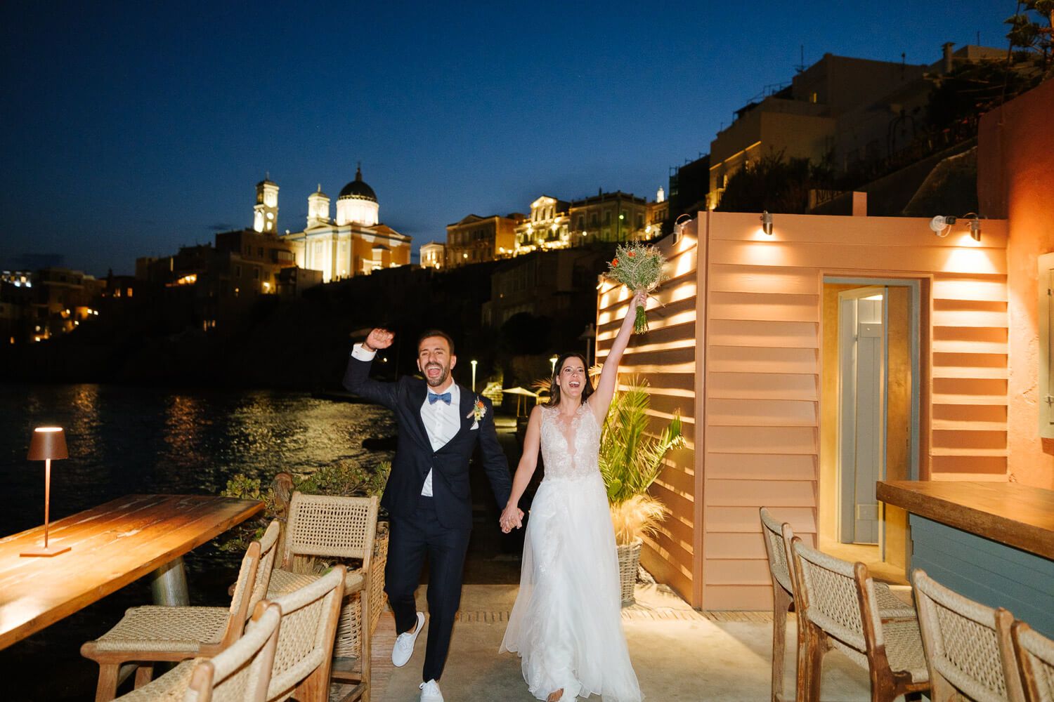 Φαντασμαγορική είσοδος ζευγαριού στο Ciel Syros με βεγγαλικά