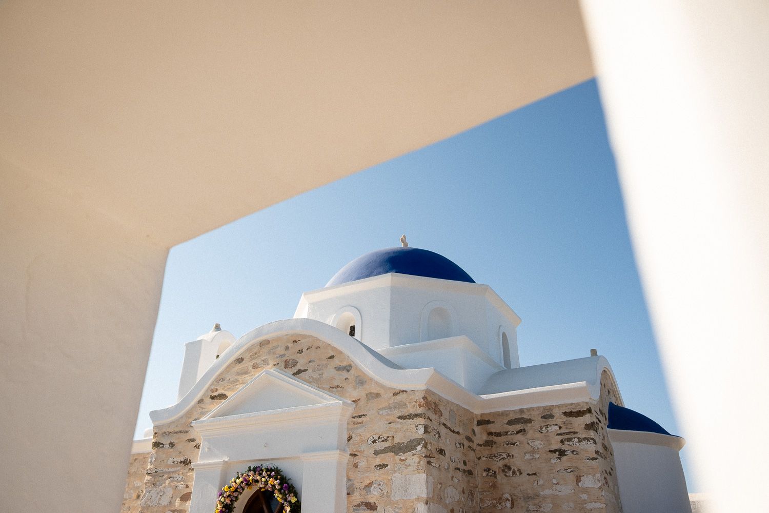 Ορθόδοξη τελετή γάμου στο εκκλησάκι του Αγίου Φωκά