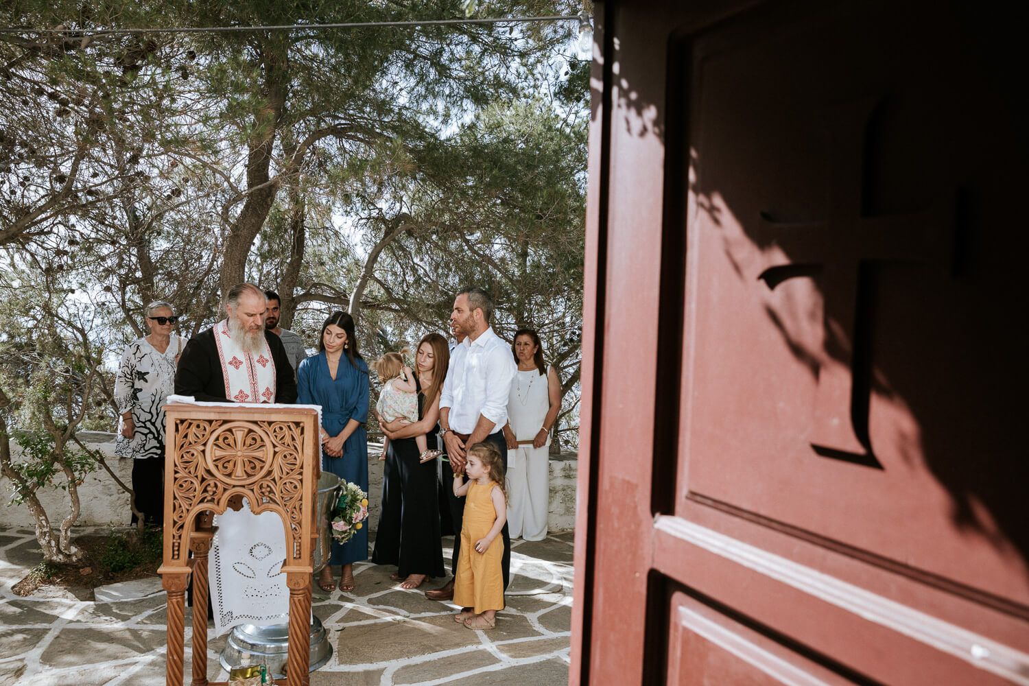 Φωτογράφιση βάπτισης με κινηματογραφικό φως στην Παροικιά