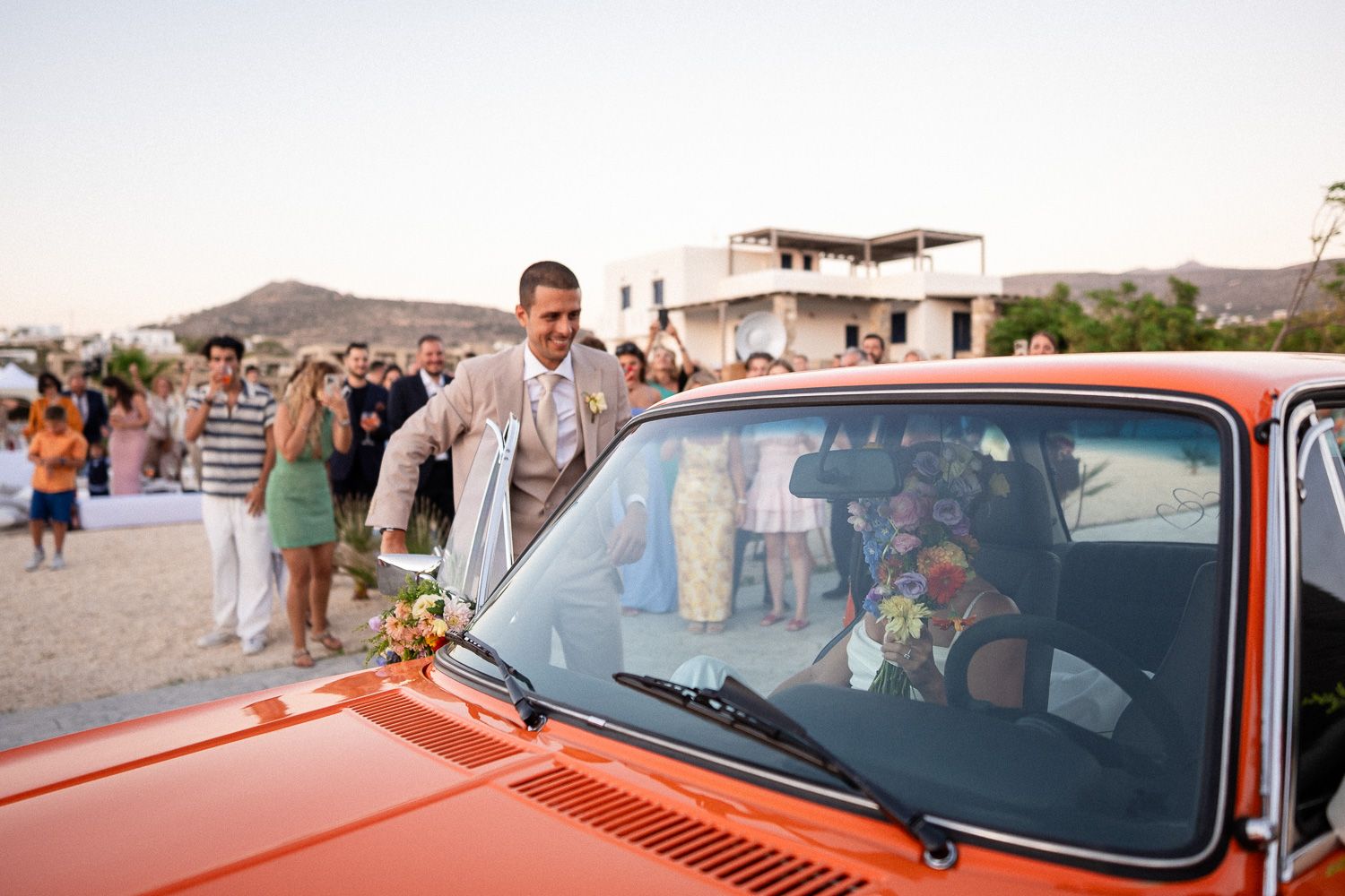 Είσοδος ζευγαριού στη δεξίωση με vintage BMW
