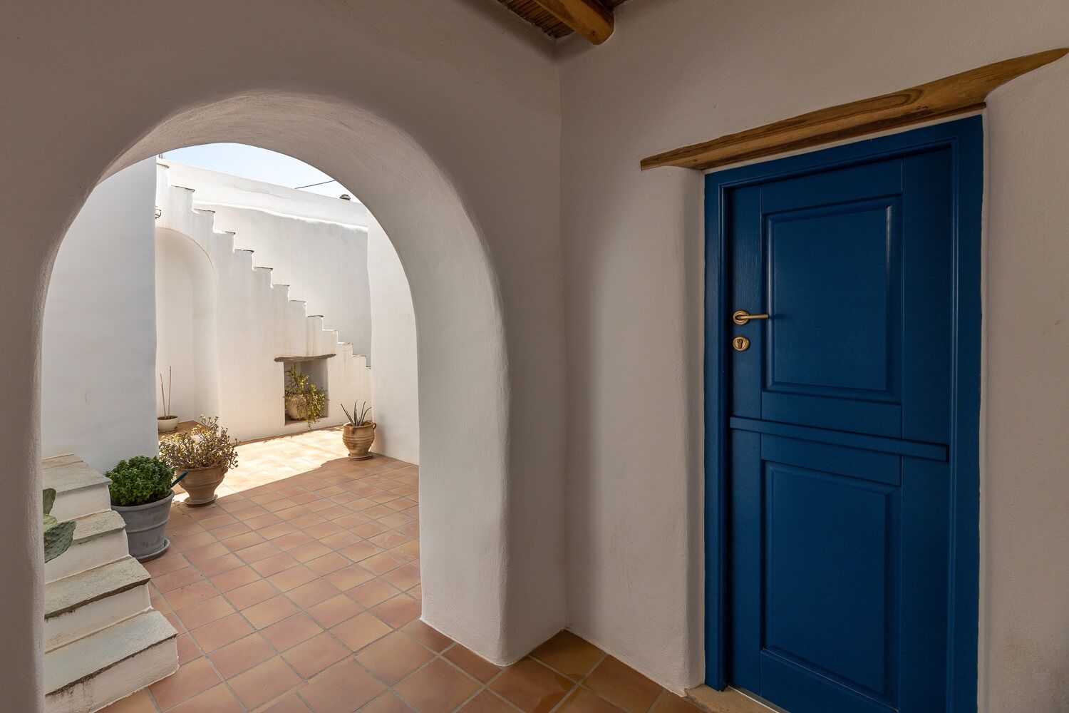 Traditional Cycladic building techniques preserved in a modern restoration