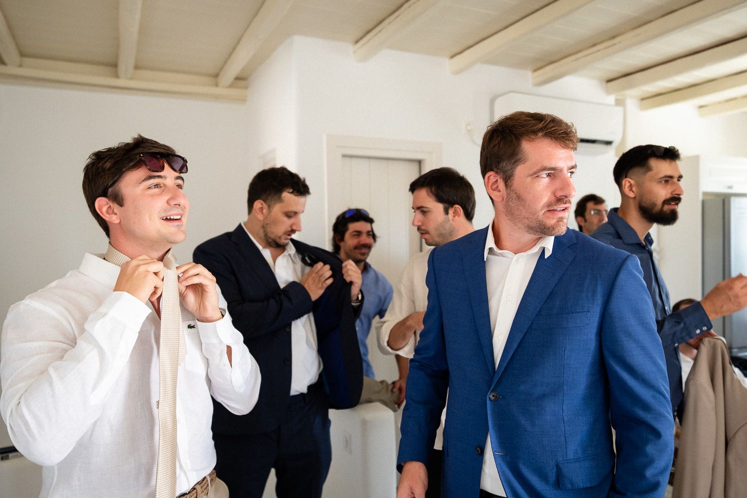 Προετοιμασία γαμπρού με φίλους και οικογένεια στην Πάρο