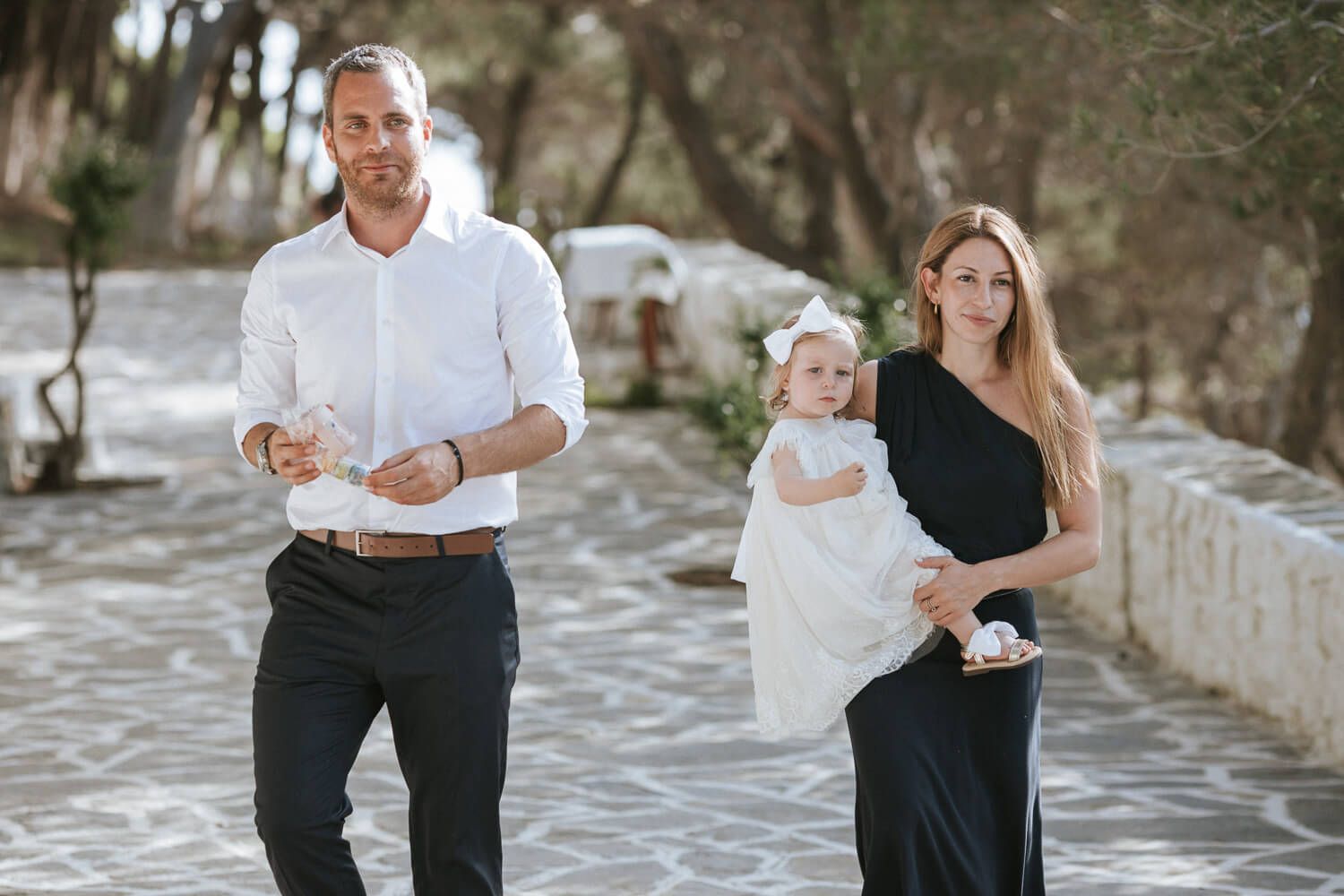 Φυσικές φωτογραφίες βάπτισης χωρίς στήσιμο από φωτογράφο Κυκλάδων