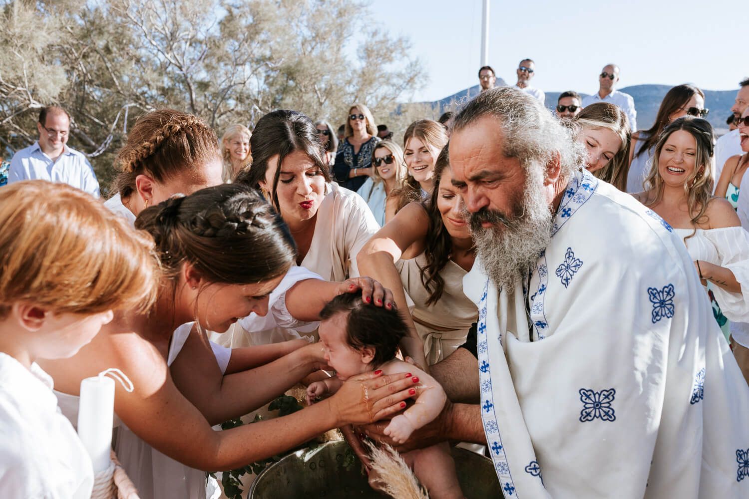Η αστεία και τρυφερή στιγμή του λαδώματος του μωρού