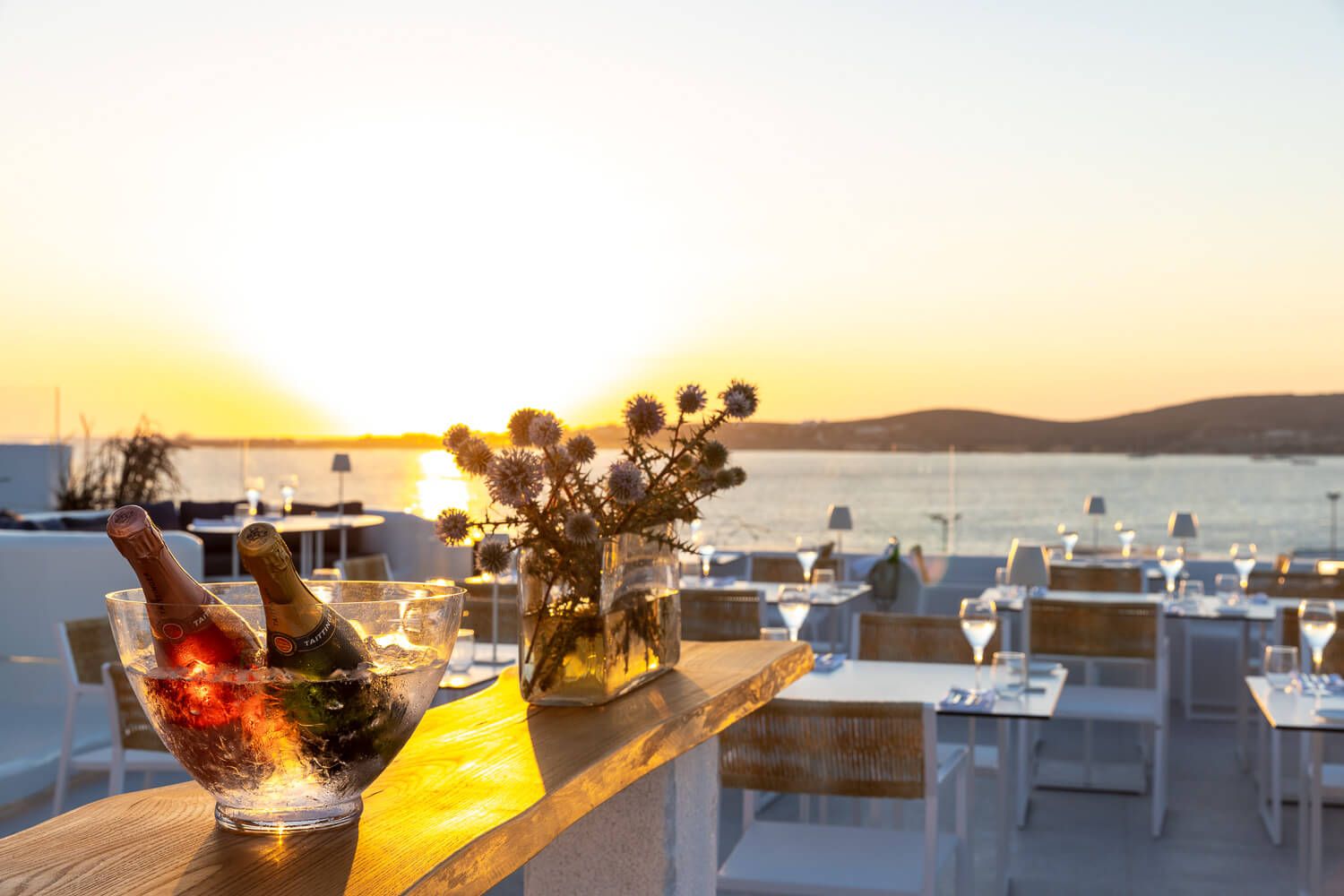 Seamless integration of elegant dining and spectacular island landscapes