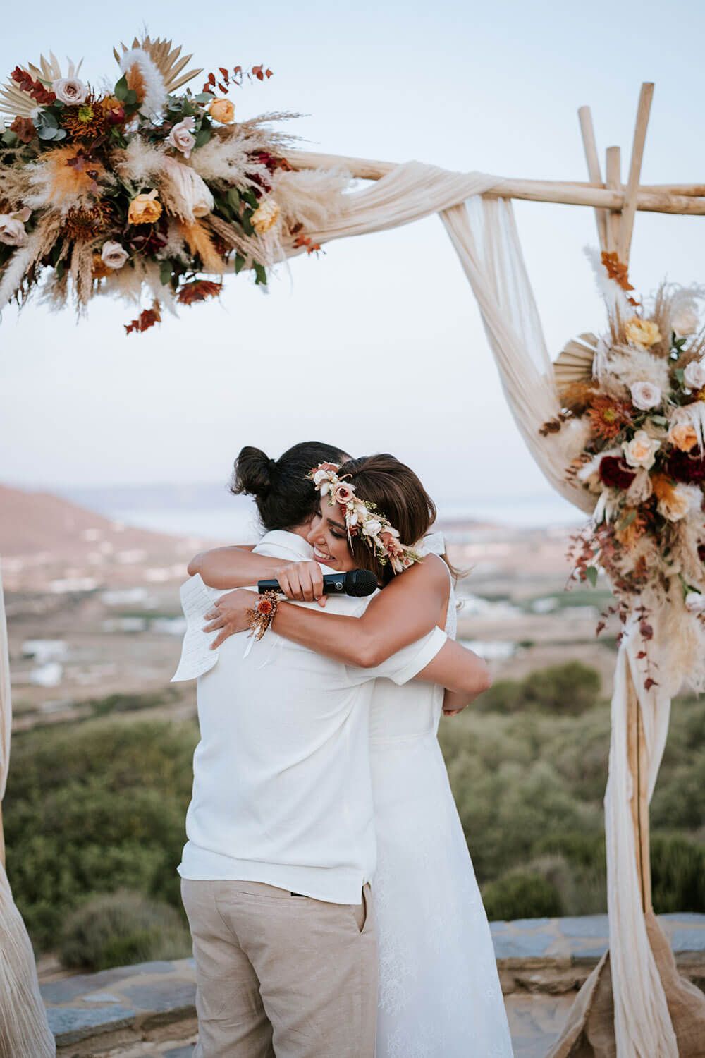 Short and moving symbolic wedding ceremony at a Paros villa