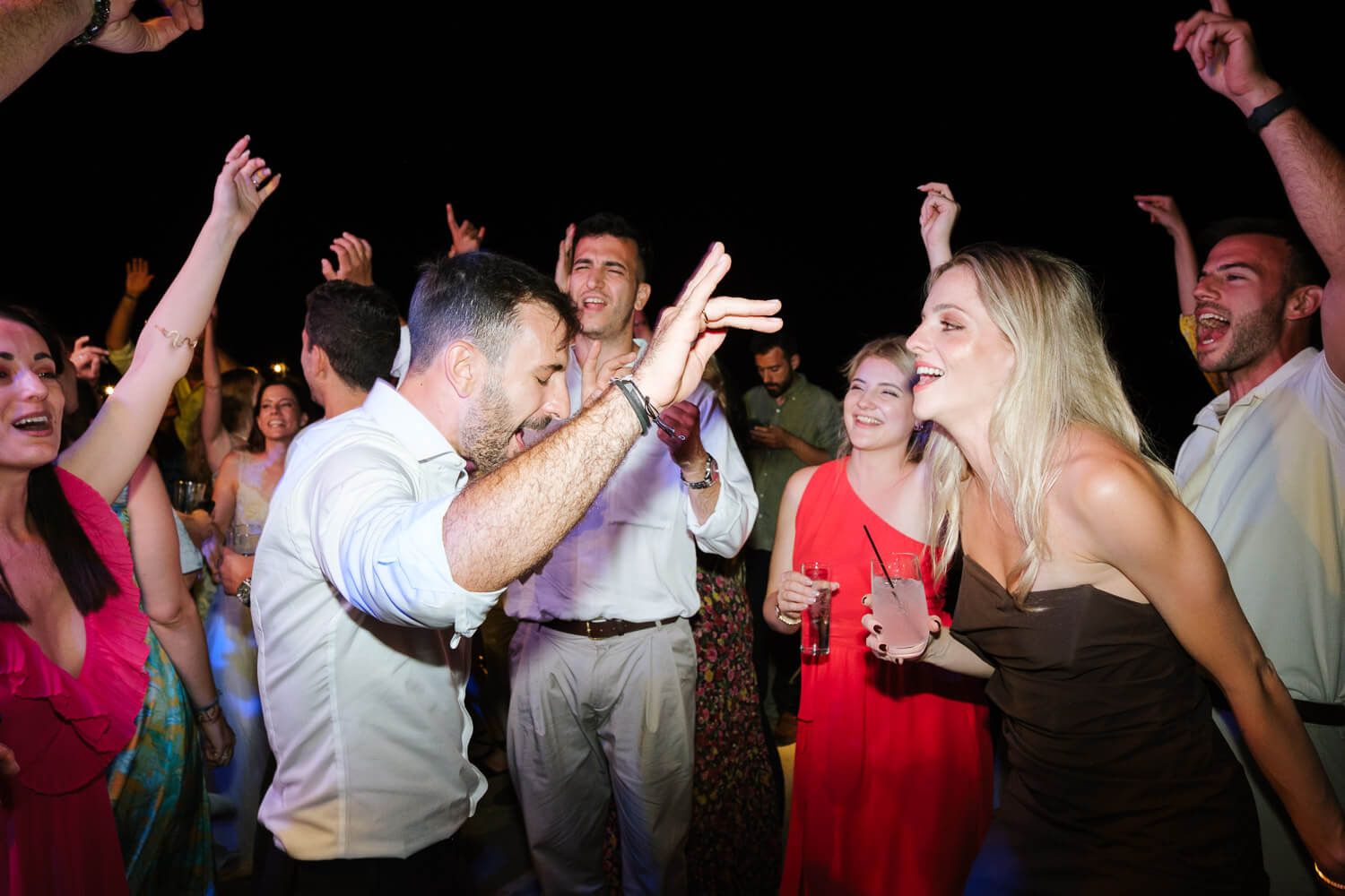 Αυθόρμητες στιγμές από το γλέντι του γάμου στη Σύρο