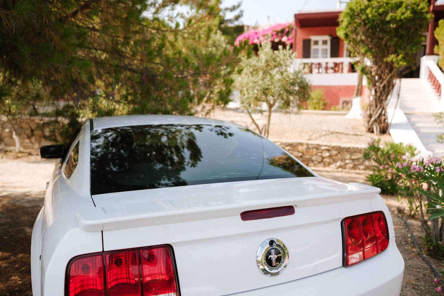 Άφιξη νύφης με λευκή vintage Ford Mustang στην Αγία Παρασκευή