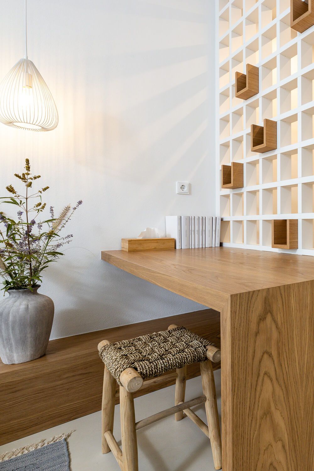 The refined elegance of carefully selected room decor