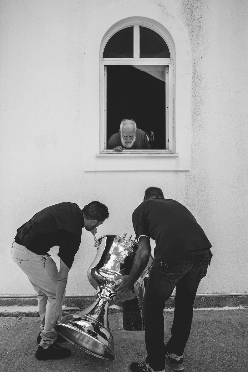 Άδειασμα της κολυμπήθρας μετά την βάπτιση.