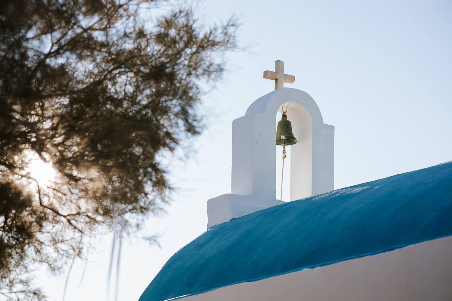 Το γραφικό εκκλησάκι του Αγίου Γεωργίου στην Αντίπαρο με θέα το Δεσποτικό
