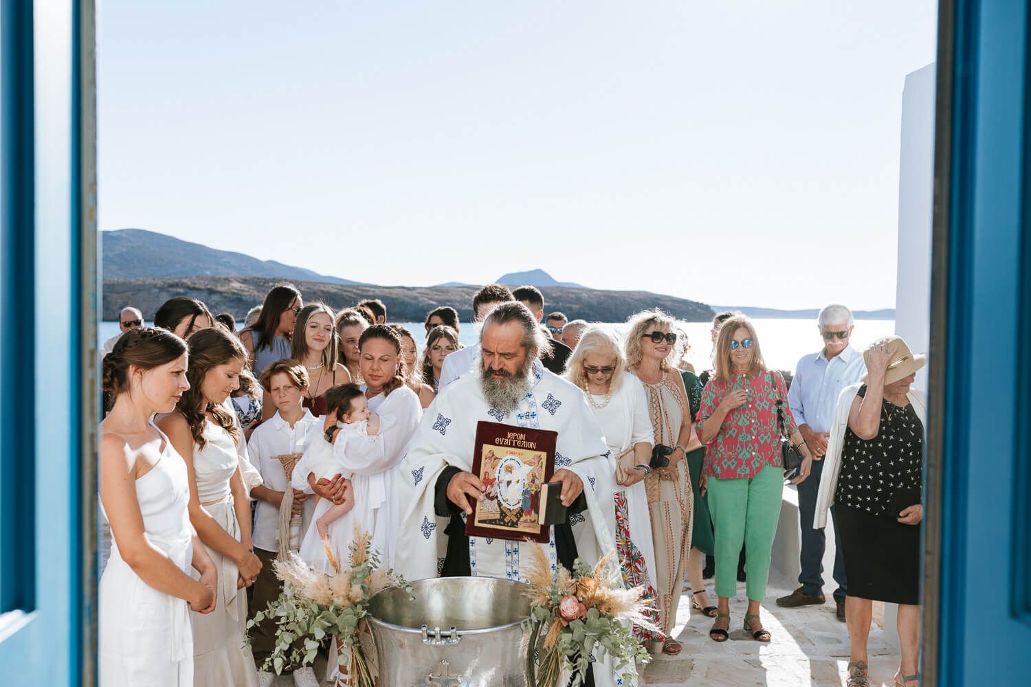Ο ιερέας διαβάζει τις ευχές στο όμορφο εκκλησάκι του Αγίου Γεωργίου
