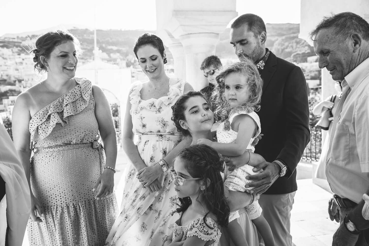 Νεοφώτιστη Ζωή στην αγκαλιά της νονάς μετά το νερό