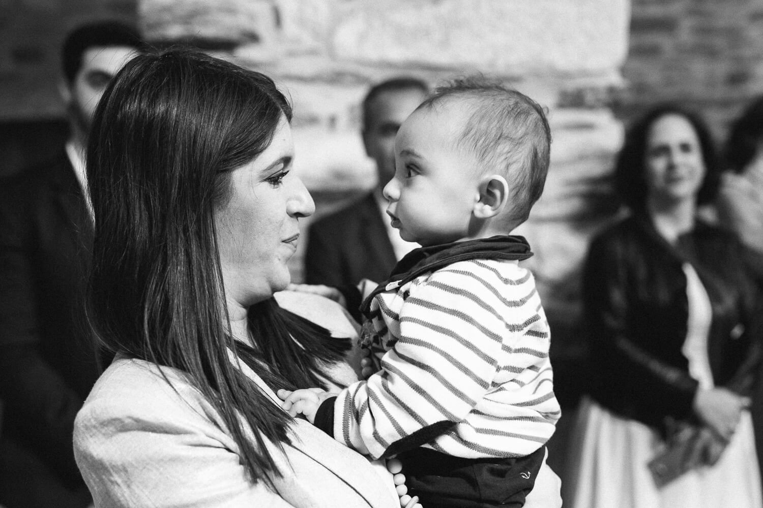 Η νονά και το μωρό κοιτάζονται στα μάτια κατά την διάρκεια του μυστηρίου