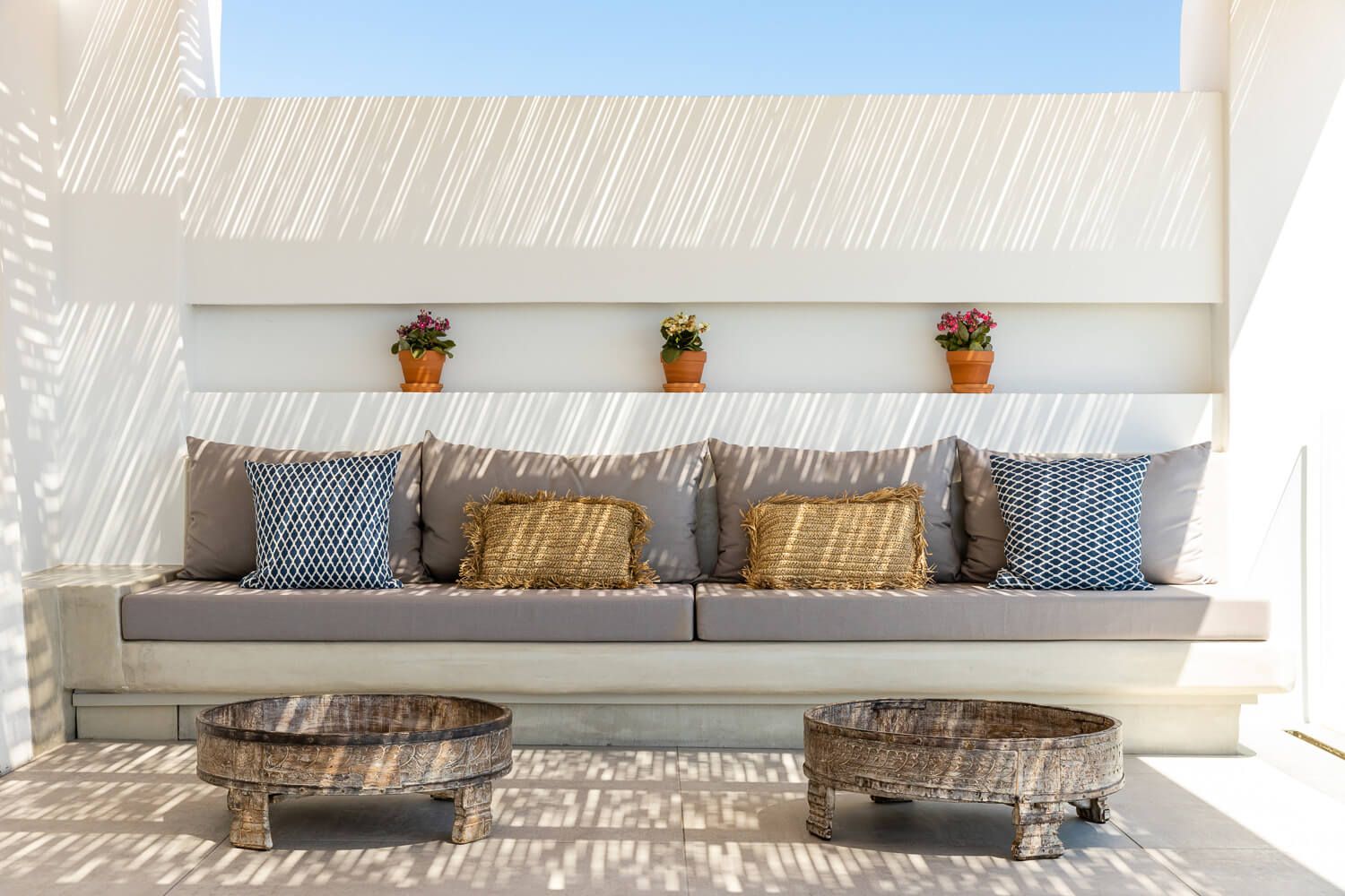 Elegant shading solutions over a modern island terrace