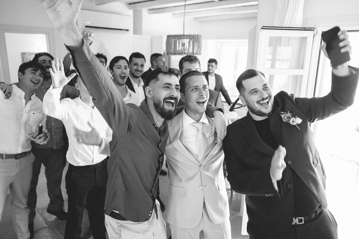 Αυθόρμητες στιγμές και γέλια στο σπίτι του γαμπρού