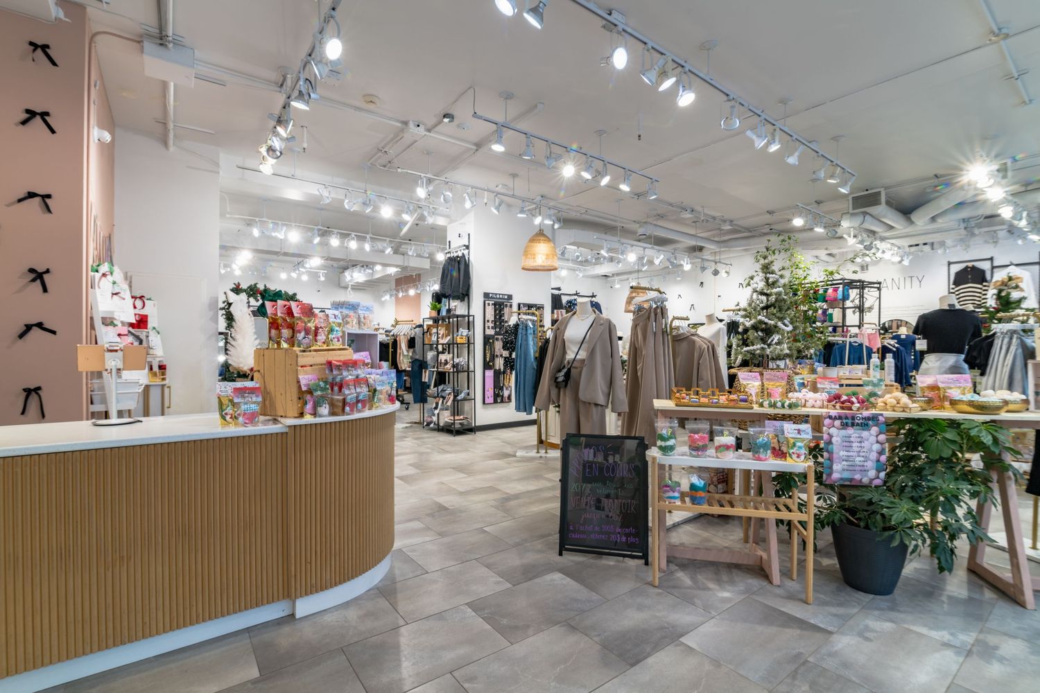 Vue intérieure de La Fabrik à Chicoutimi, articles de mode et produits variés bien mis en valeur par l’éclairage