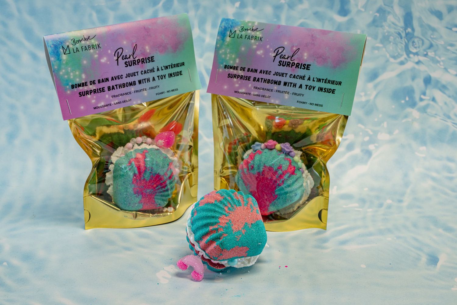 Produits de La Fabrik à Chicoutimi, bombes de bain coquillage avec arrière-plan aquatique
