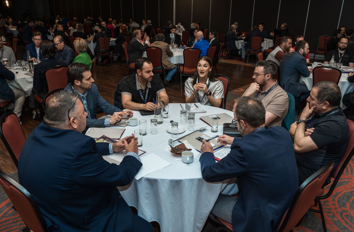 Conférence professionnelle autour d’une table d’alliage 0.2, participants en discussion au Saguenay