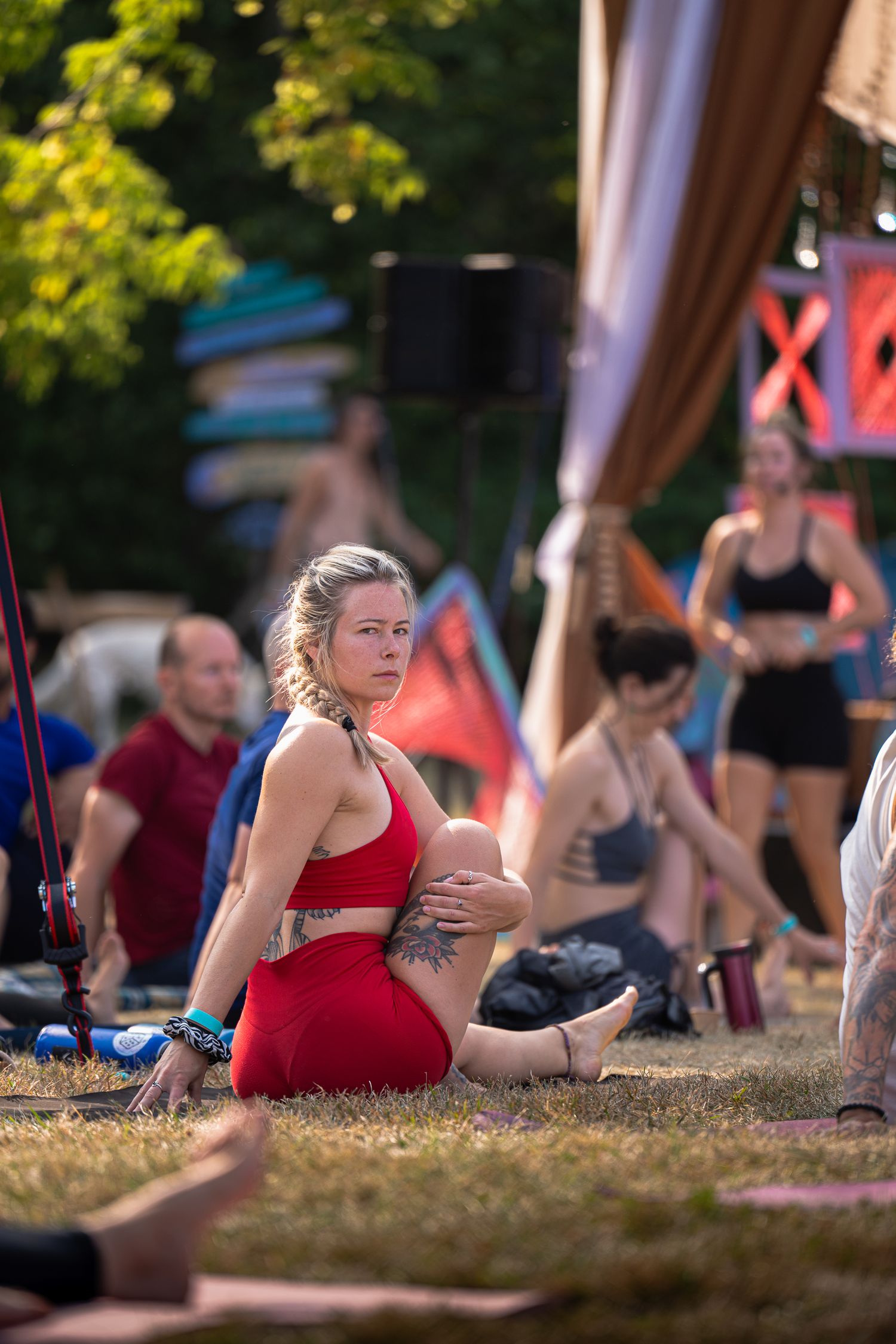 Une femme pratique le yoga sur la Scène Plein Soleil à l’Anatha Fest à Montréal.
