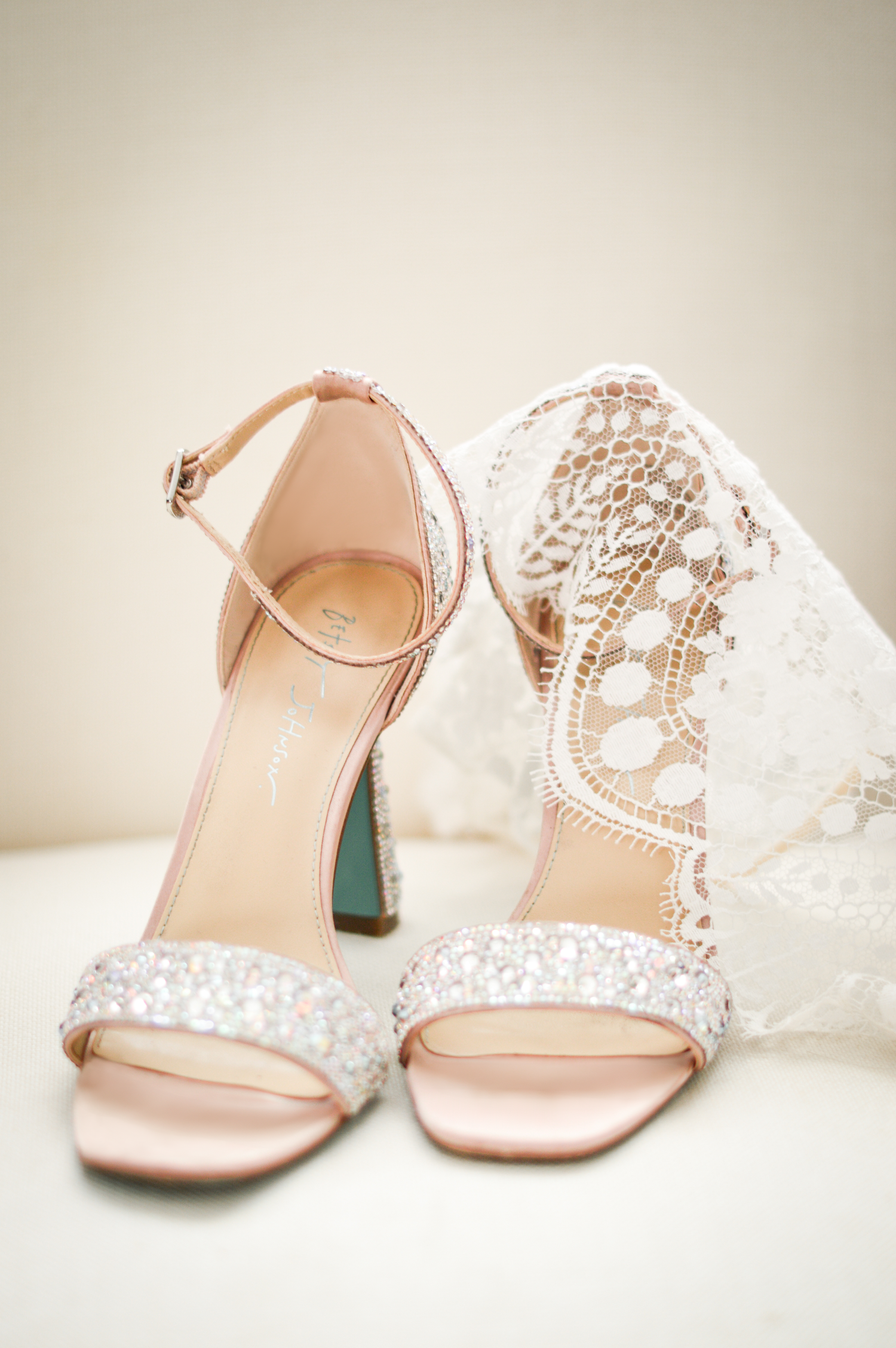 Hochzeit, Sommerhochzeit, Brautspitze, Spitze, Brautschuhe, Betsy Johnson, Luxushochzeit, Details