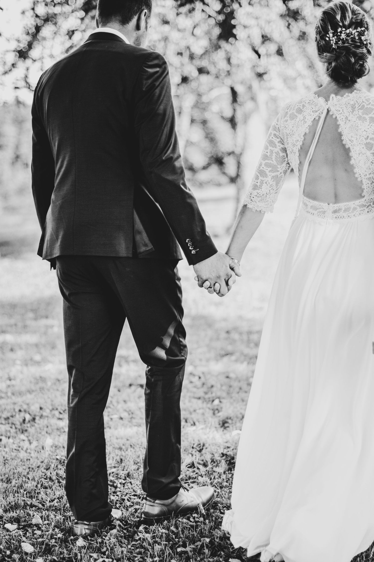 Brautpaar, Landhochzeit, schwarz-weiß, Spitze, Brautkleid, Bräutigam, Anzug, Fotograf Bayern
