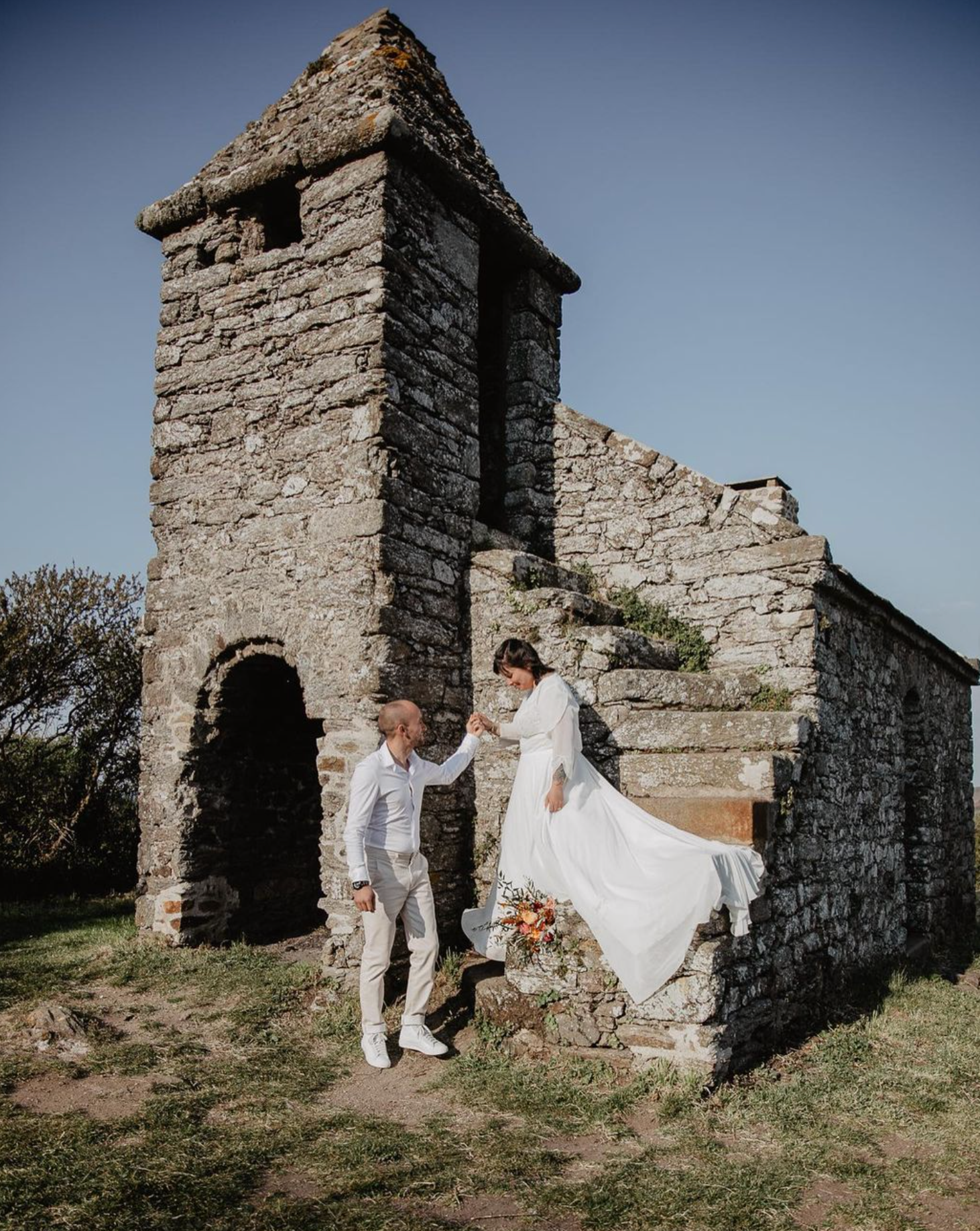 couple sur une chapelle