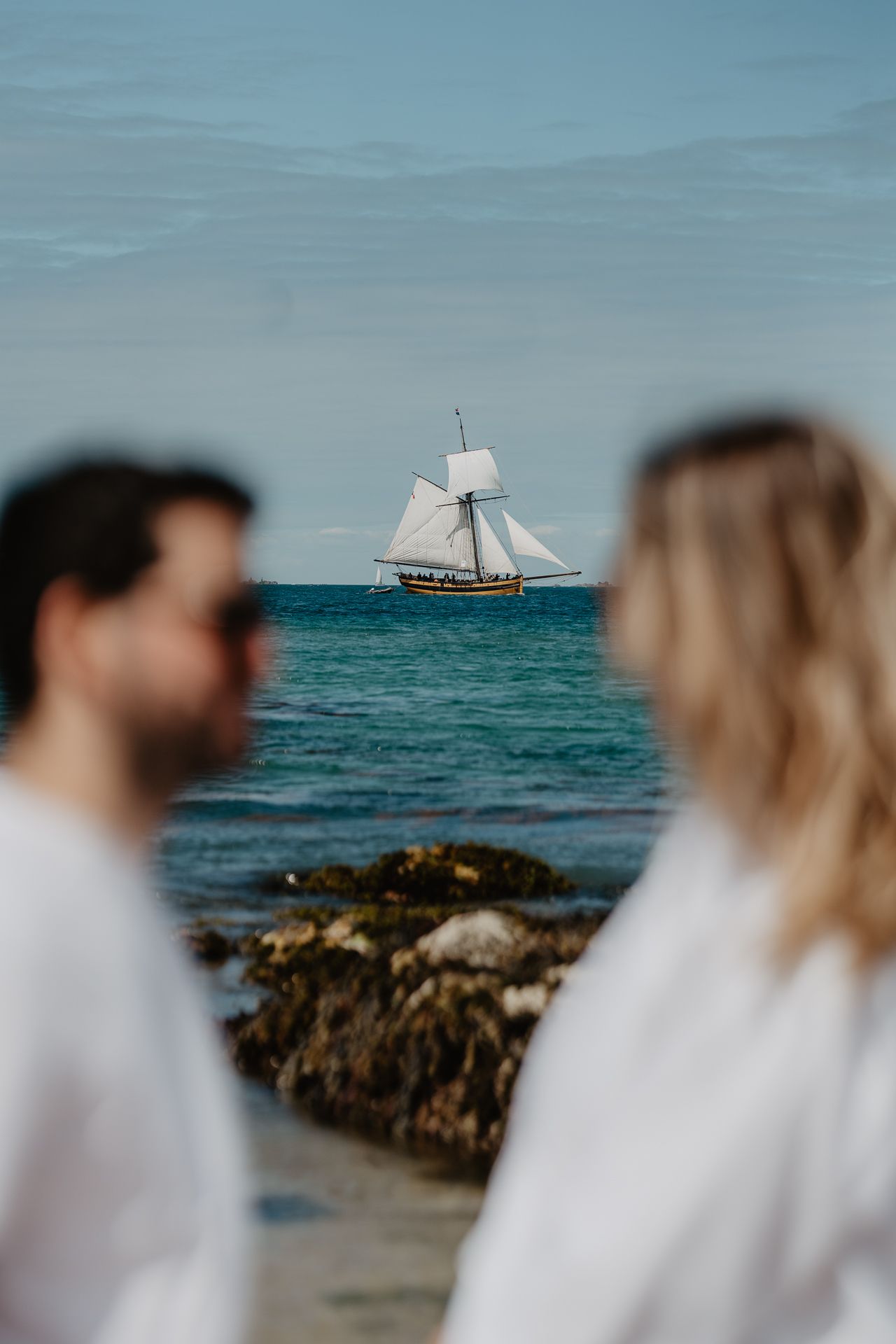 couple qui ce regarde sur un banc de sable a st Malo avec le renard au loin