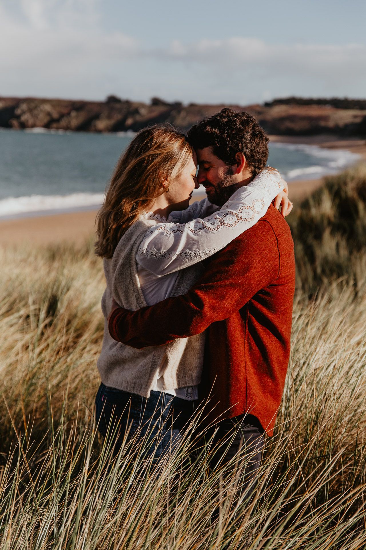 couple qui s'embrasse dans les hauts herbes