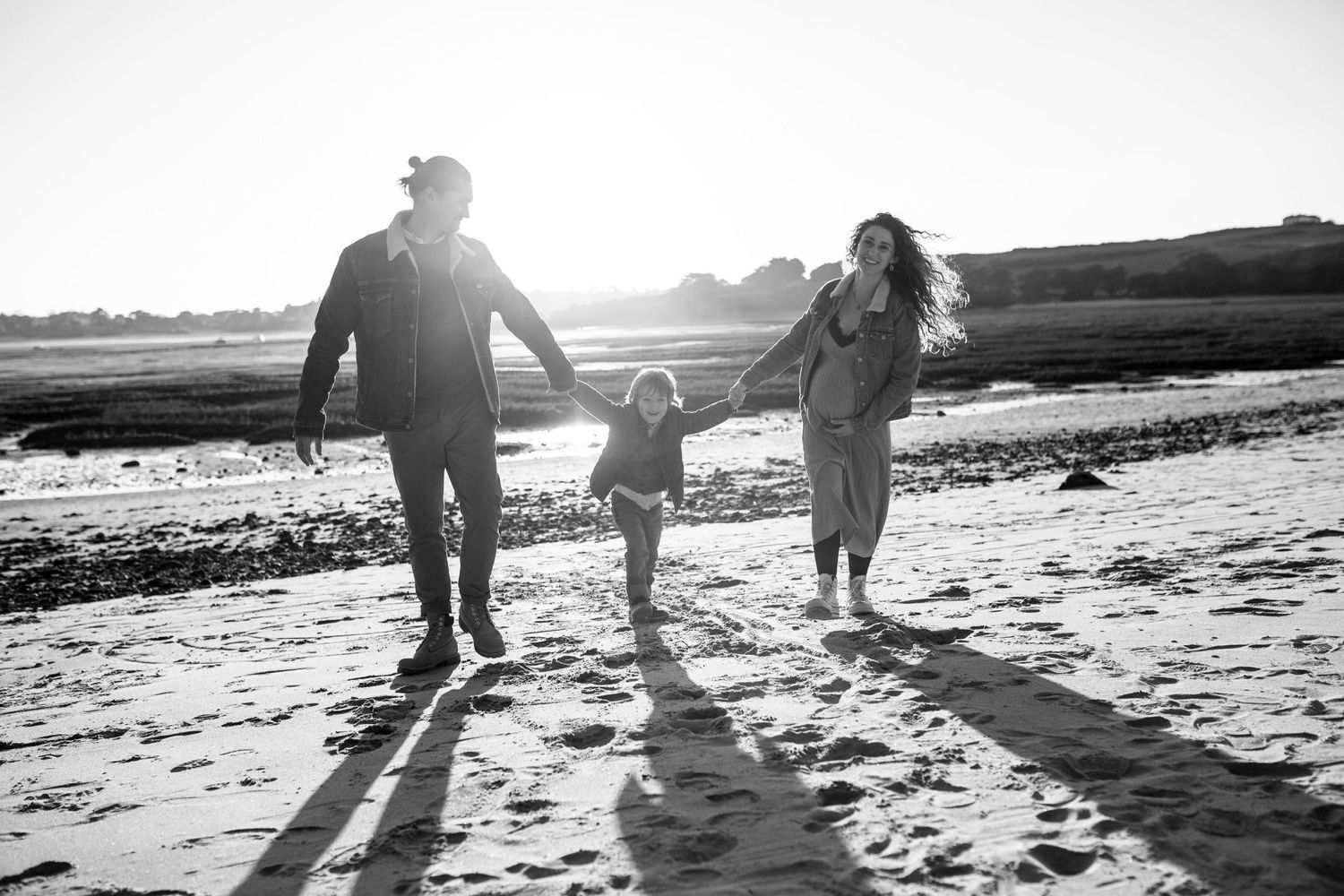 matthieu dufee et anna duriez sur la plage avec swan dufee