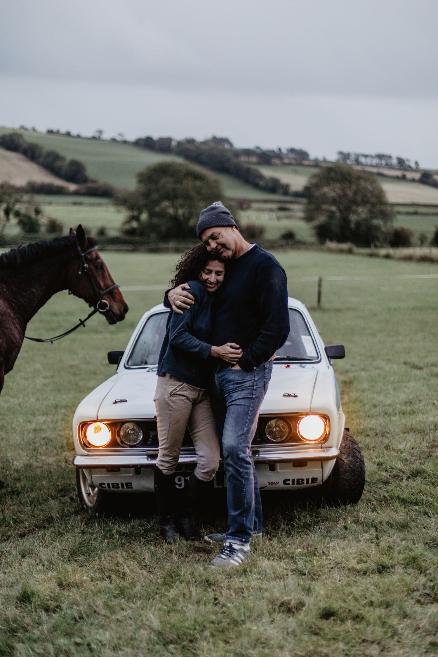 couple irlandais avec voiture de rallye et cheval