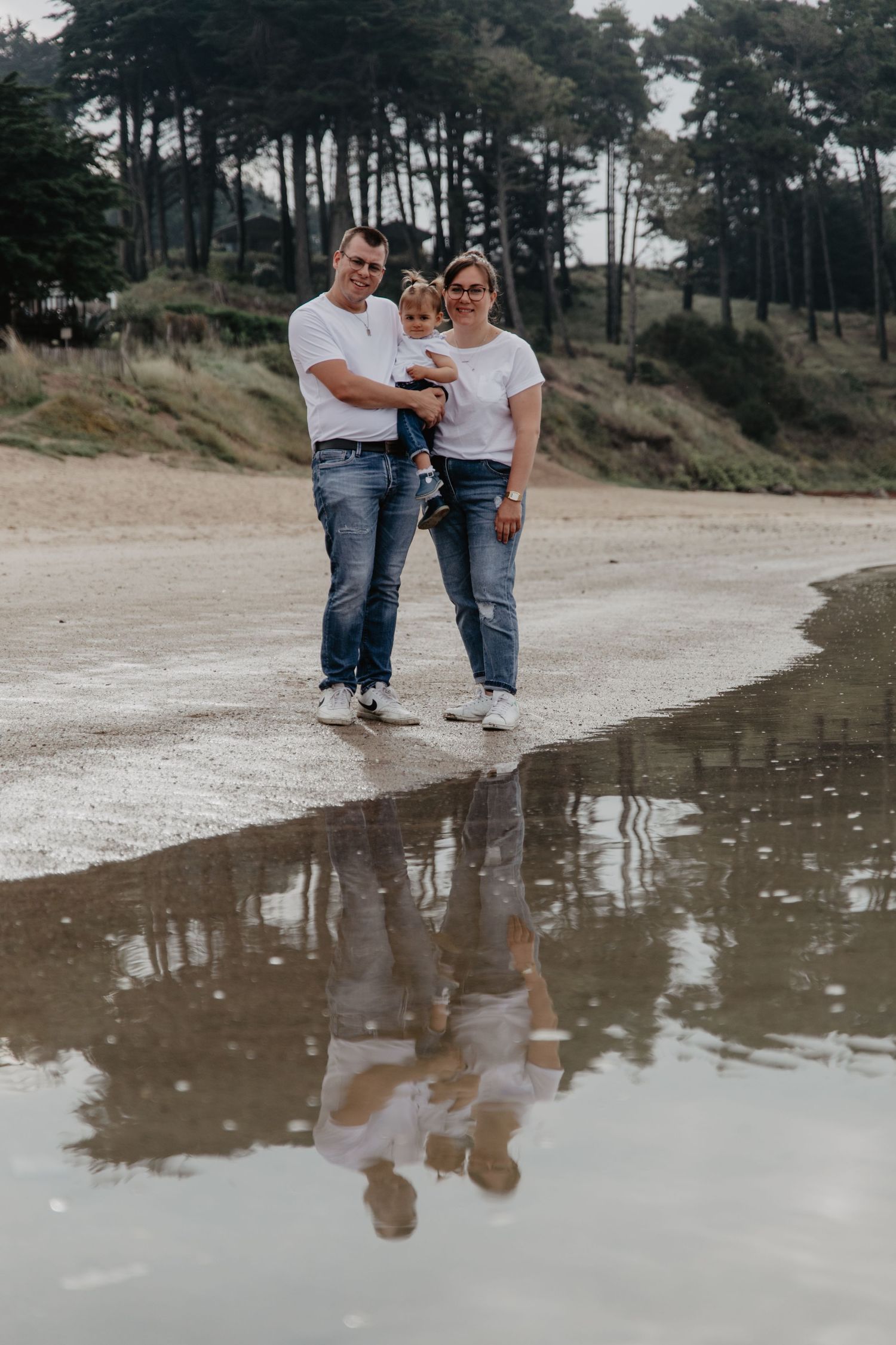 famille avec reflet de l'eau