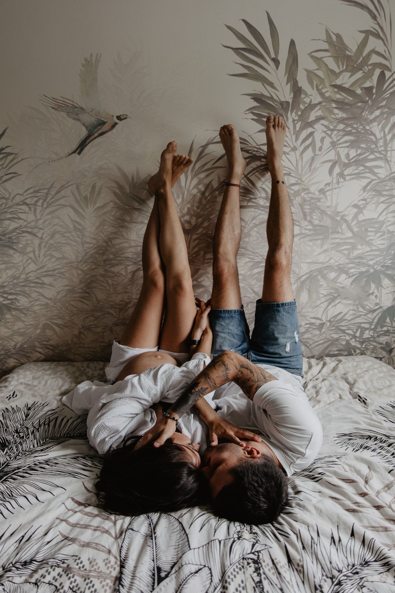 couple allongé sur leur lit