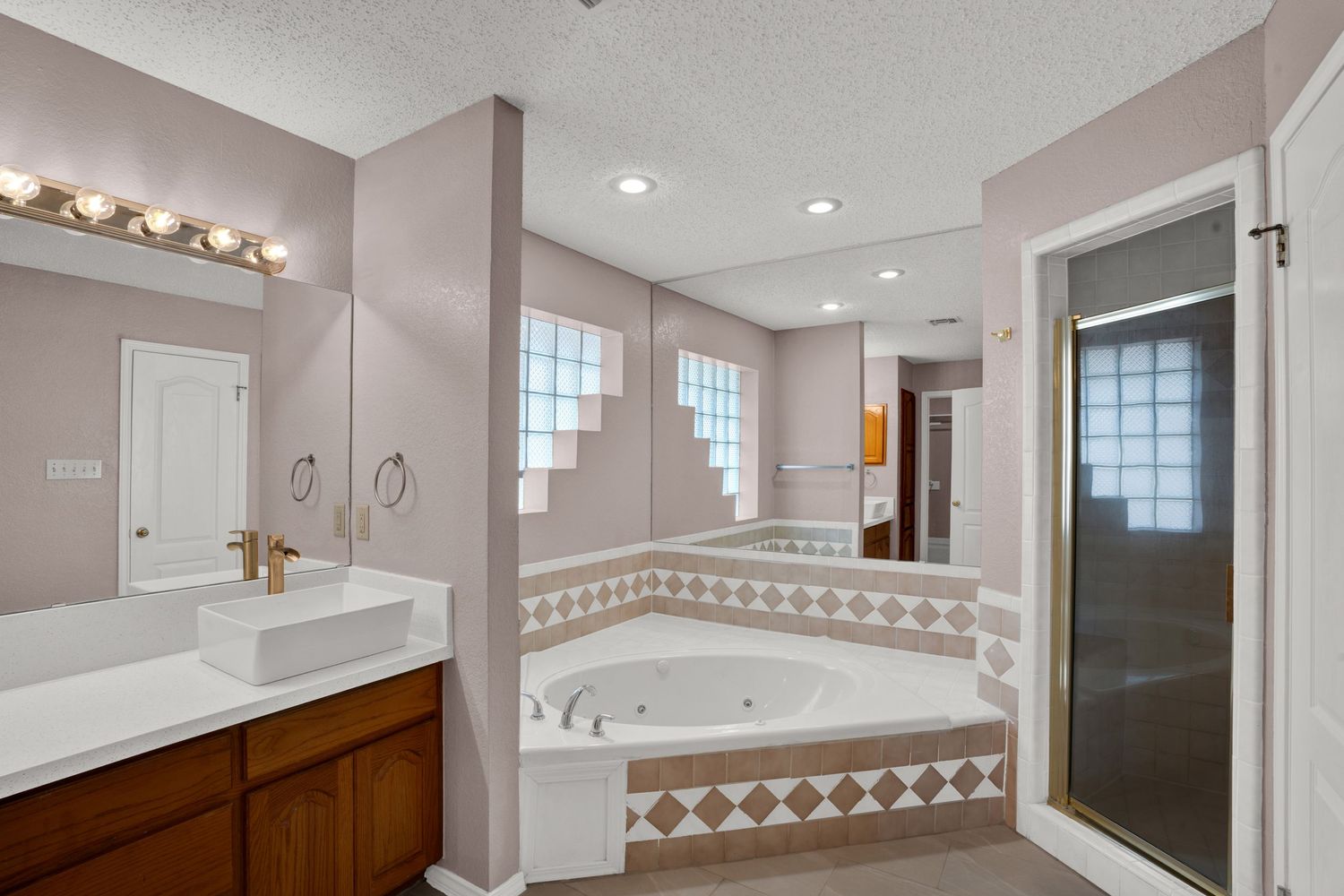 Bright, clean bathroom prepared for real estate listing