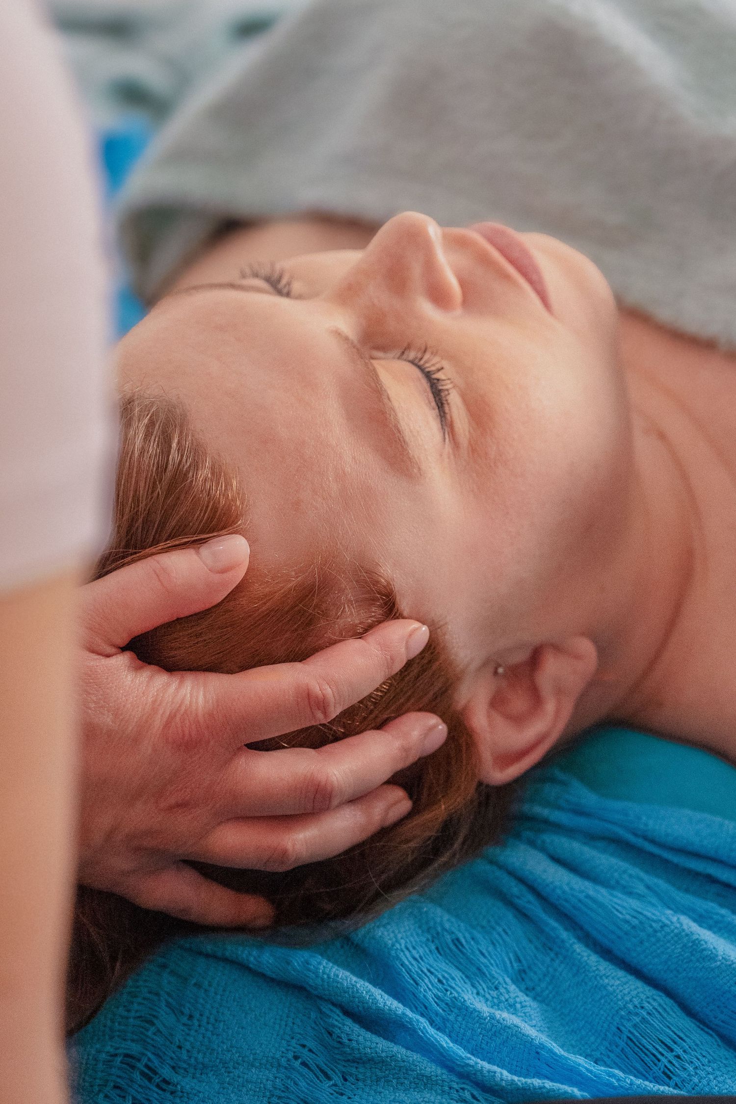 Portait massage prénatal main shooting photo Vevey Suisse romande, luxe shooting haut de gamme personnalisé présence réseaux sociaux