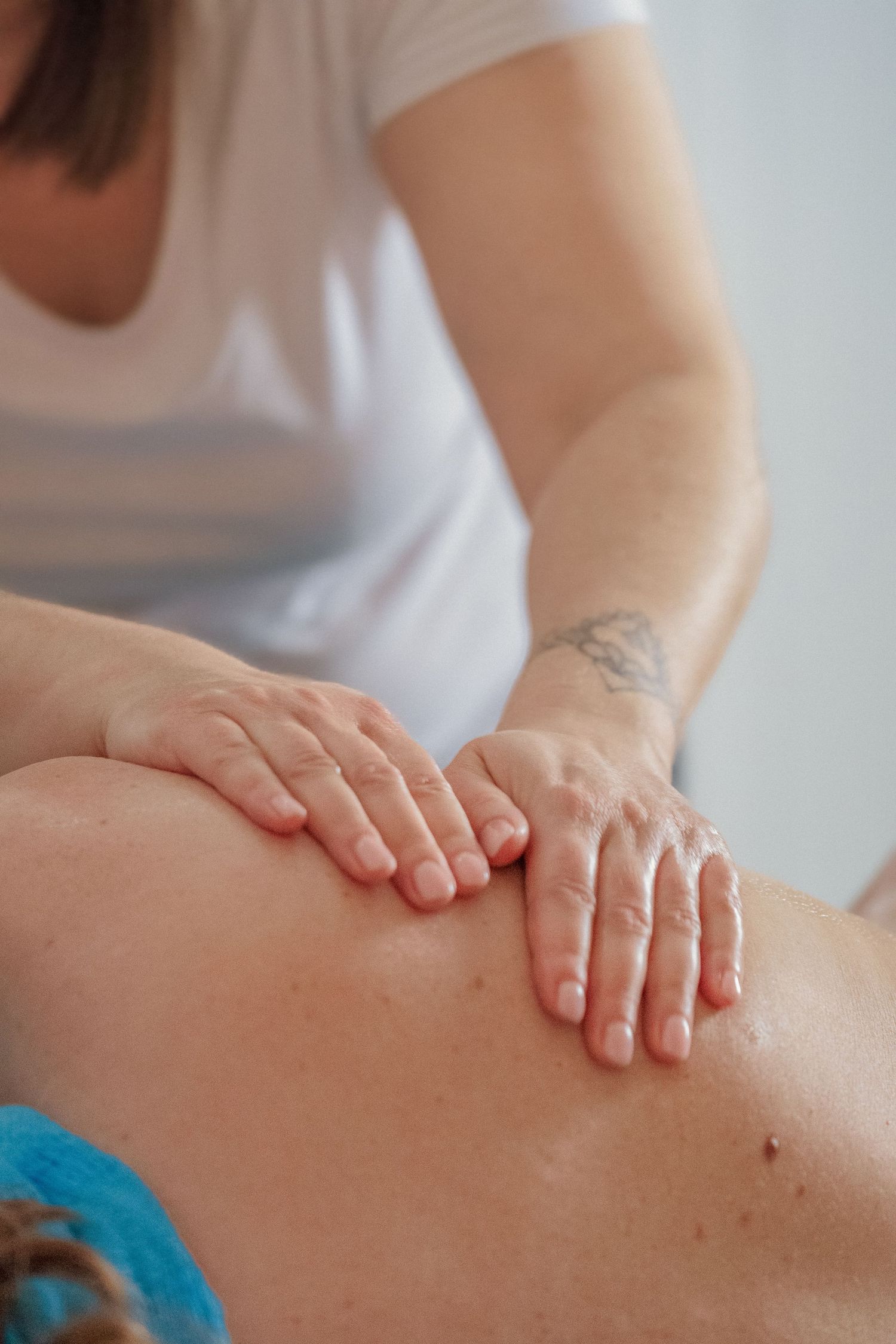 Portrait femme entrepreneure, massages shooting image de marque Vevey Suisse romande, agence de communication réseaux sociaux photo